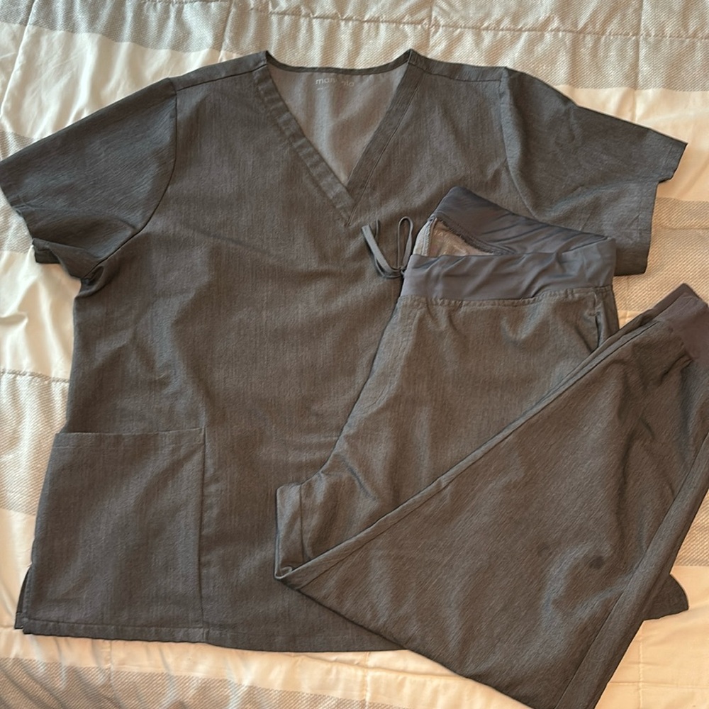 Mandala scrub set. 2XL top and XL jogger pant.
